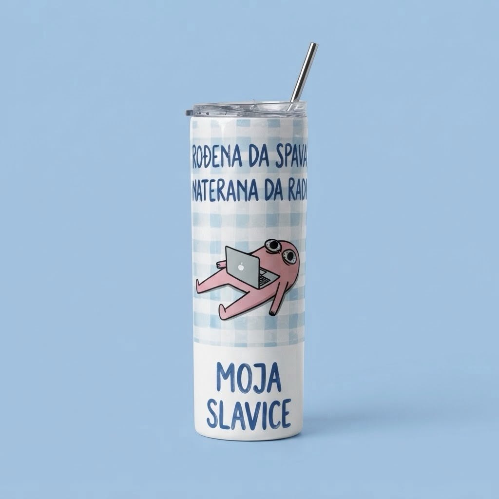 Plavo-beli karo tumbler sa slamčicom i natpisom Rođena da spava naterana da radi moja Slavice